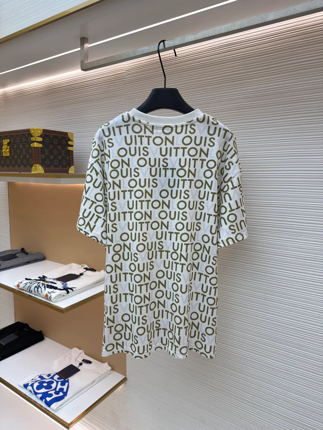 LOUIS VUITTON full-width printed short sleeves ●Item number: 1682361-A05 ●Material: cotton fabric ●Technology: printing production ●Color: white ●Version: fitted version ●Weight: about 250 grams ●Size: S-M-L-XL ●Description: This Louis Vuitton all-over lettering T-shirt is made of 220g double-ply combed cotton fabric, which is treated with liquid ammonia mercerization. The surface of the fabric forms a delicate and soft light texture, while improving wrinkle resistance and breathability, making it less likely to deform after long-term wear. The body of the garment uses digital direct-injection printing technology to present a full-print pattern of brand letters. The printing ink penetrates into the fabric fibers, has a high degree of color reproduction and is resistant to washing and does not fall off. The letter layout is designed with precise alignment, and there is no misalignment or blurring problem. The neckline is a ribbed round neck reinforced with two needles. The ribs are made of high-elastic spandex blended material and will not deform after repeated stretching. The brand woven label is sewn on the inside of the neckline and the stitching is flat. The side seams of the body are seamlessly heat-pressed to reduce friction when worn. The cuffs and hem are rolled and hemmed. The design is loose and dropped shoulders. The pieces are cut three-dimensionally to achieve a natural drape effect. Every detail is subject to strict quality control, taking into account both design and wearing comfort. The overall wiring is straight and delicate, the fabric is comfortable and soft, and the color is consistent without color difference. It can be matched with the same style to create a fashionable look and control various occasions. Customized accessories, complete with three standards, same style for men and women!